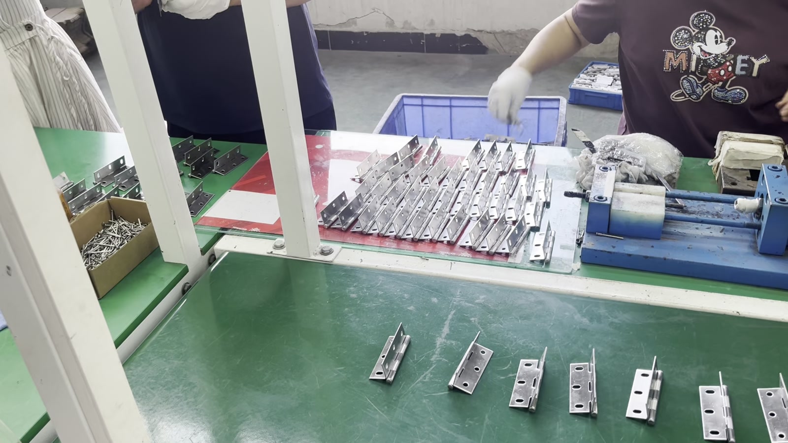装配完成的合页下线