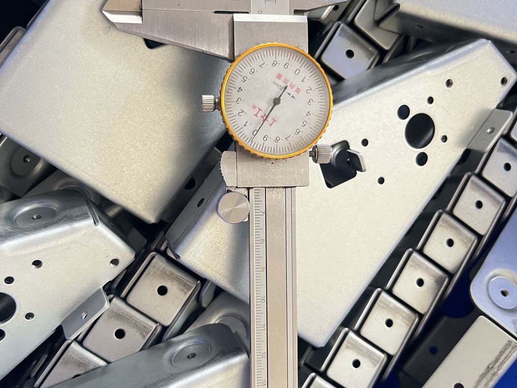 Caliper inspection of a hinge component