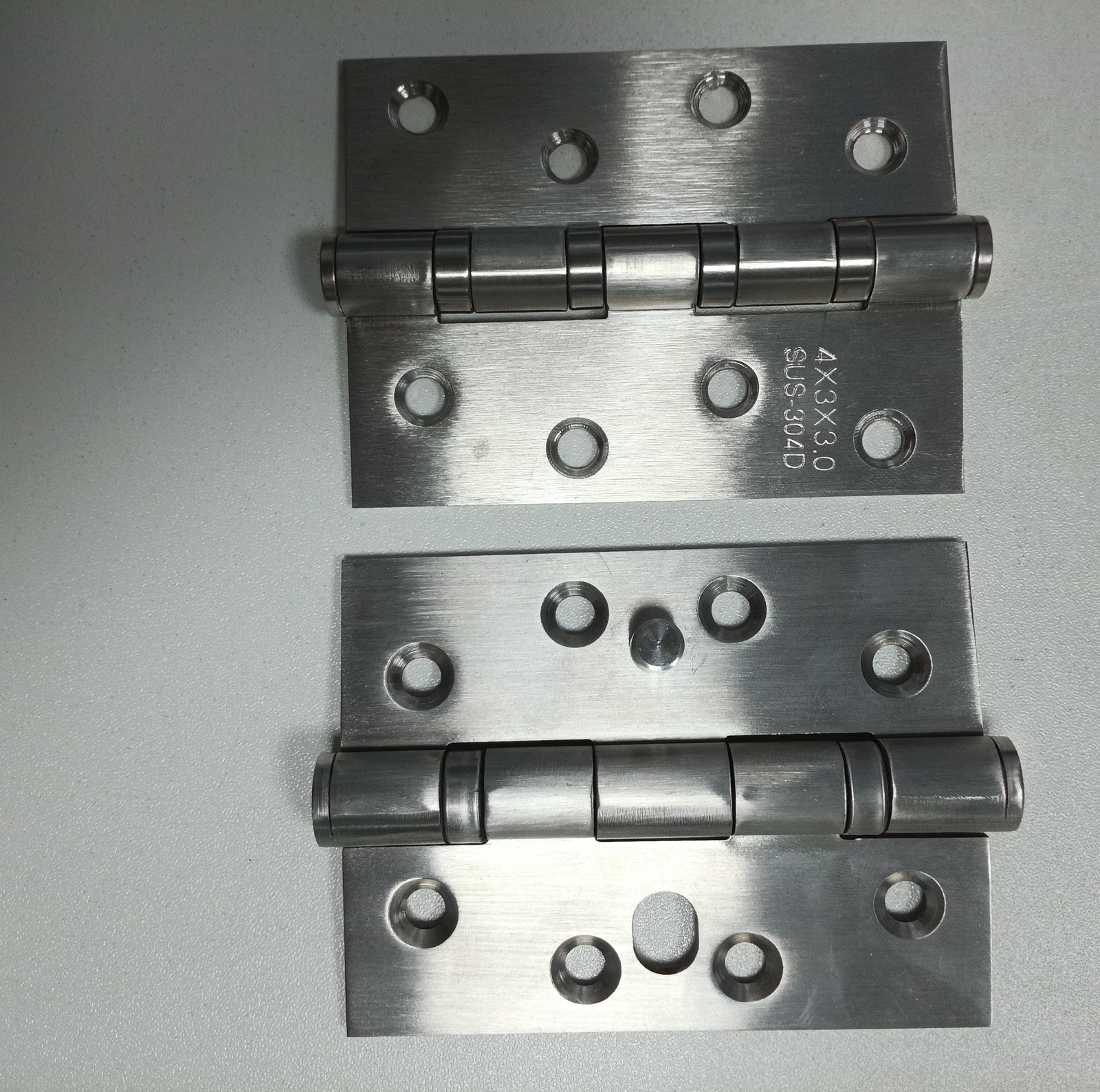 两只 HY-E 平开合页，等宽页片，4 x 3 x 3.0，打有 SUS-304D