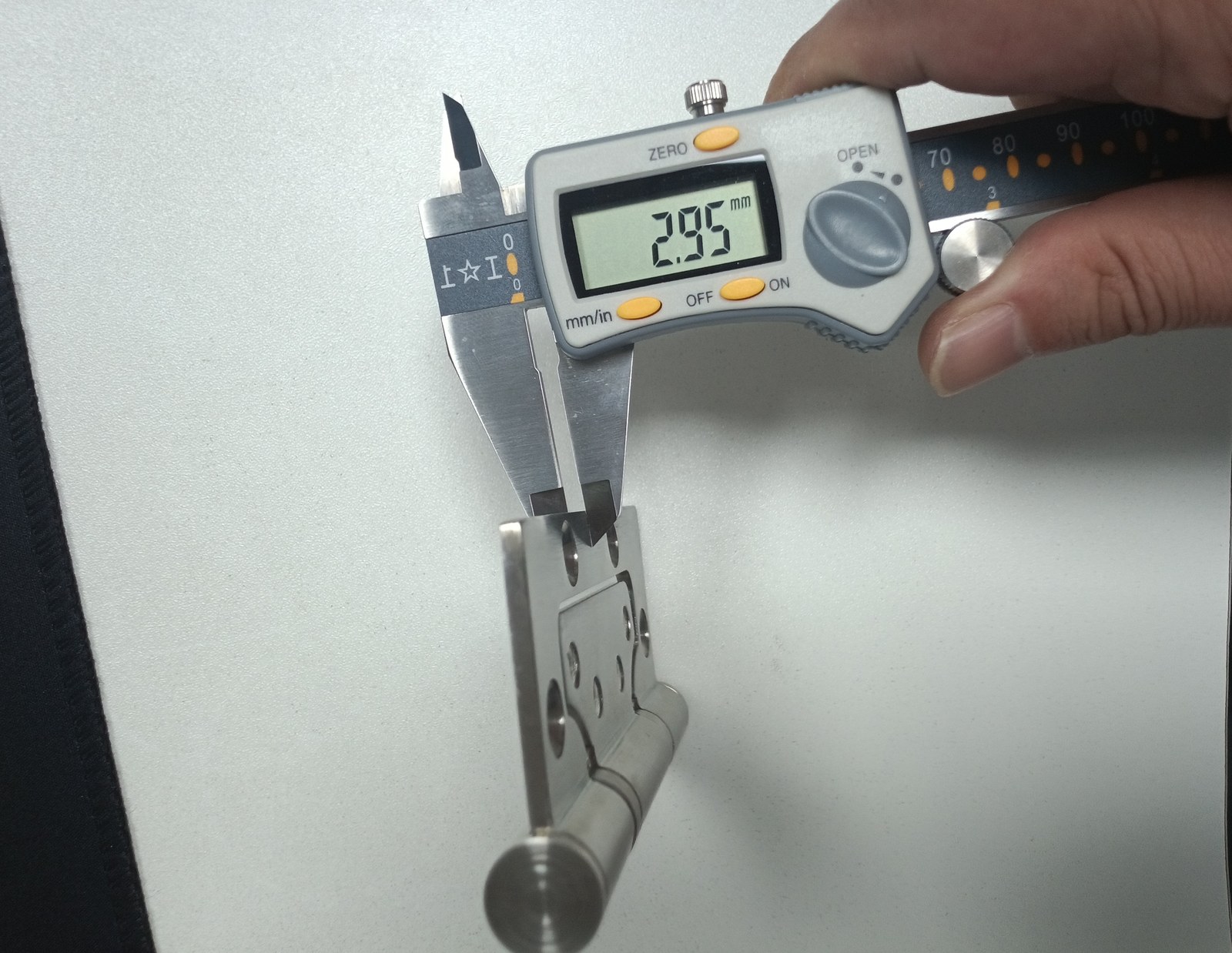 数显卡尺在 3.0 mm 页片上读数 2.95 mm