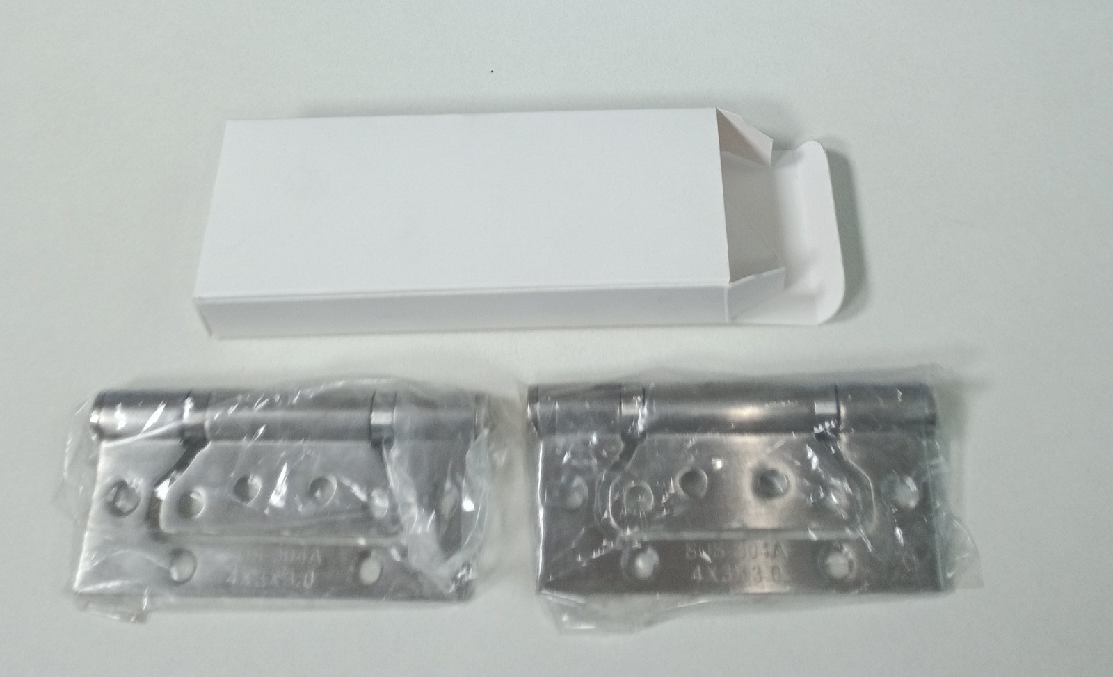 白色包装盒内装两只合页，每只独立胶袋