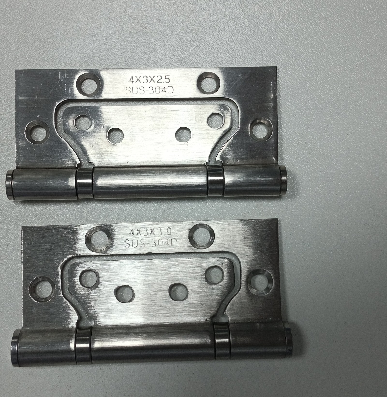 4x3x2.5 与 4x3x3.0 两只合页并排，都打有 SUS-304D