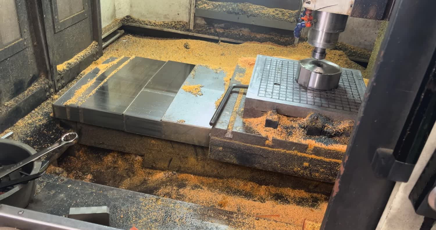 模具模块装夹在工作台上