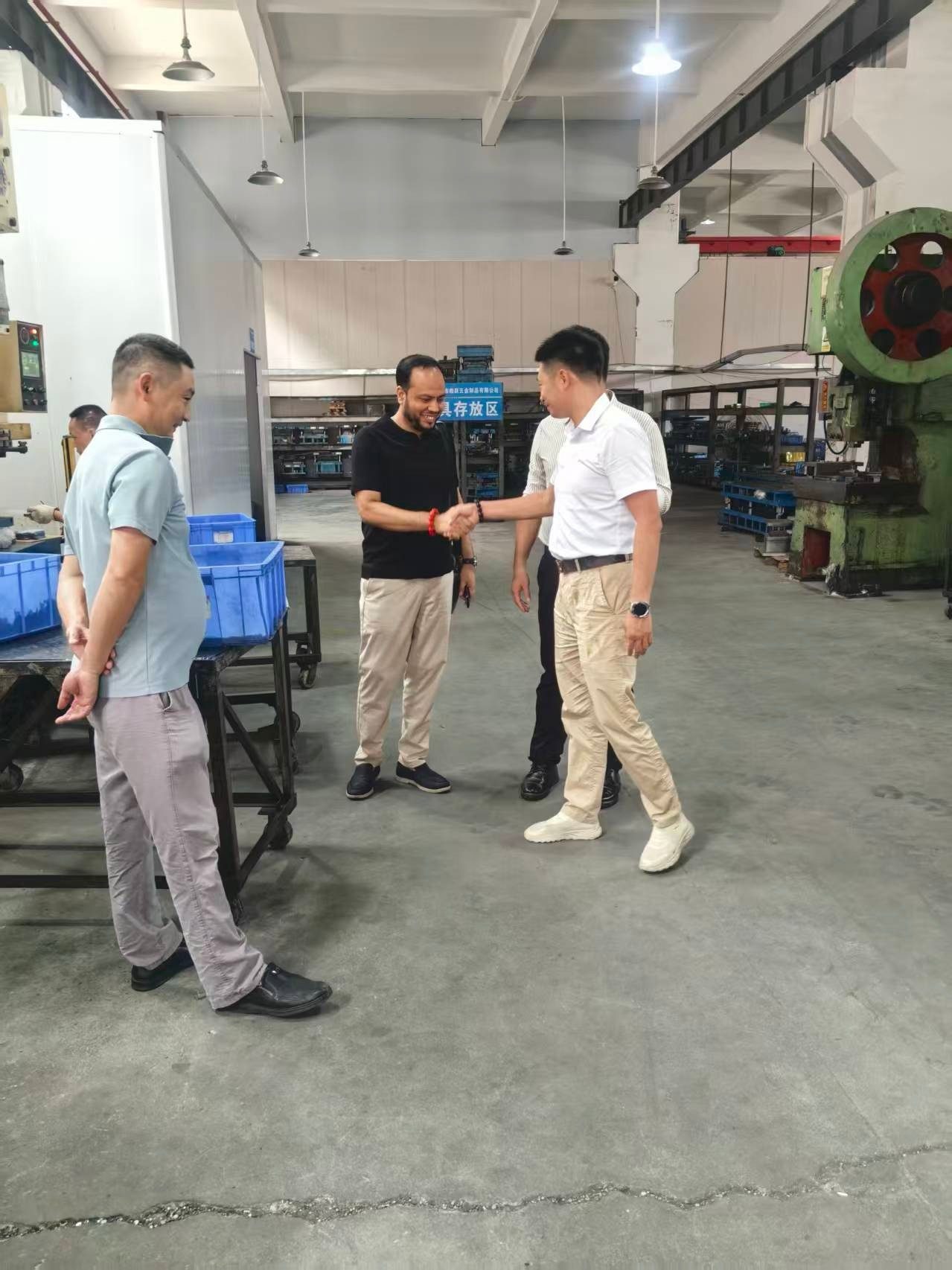 Middle East customer visiting the Haoyue Metal factory shop floor